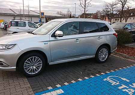 Mitsubishi Outlander 2.4 MIVEC PLUG-IN HYBRID 4WD Top Top