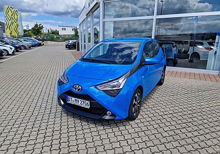 Toyota Aygo (X) -play club, Kamera, Klima
