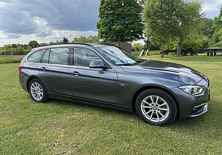 BMW 320d xDrive Touring Luxury Line Autom. Luxur...
