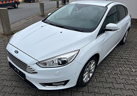 Ford Focus Limousine Titanium Xenon Navi Kamera
