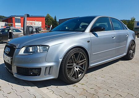 Audi RS4 4.2 quattro -