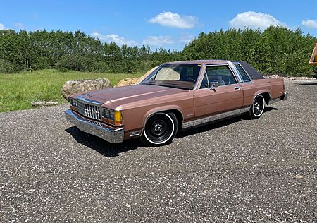 Ford Crown Victoria