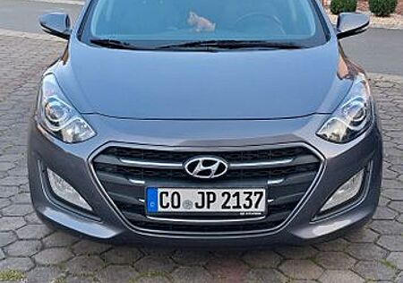 Hyundai i30 blue 1.6 CRDi 100kW Premium Premium