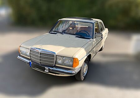 Mercedes-Benz 240 W123 / 240D