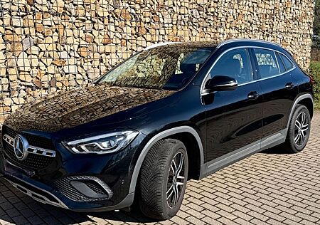 Mercedes-Benz GLA 200 DCT -