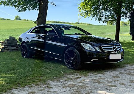 Mercedes-Benz E 200 Coupe Bi-Xenon/Leder/19Zoll