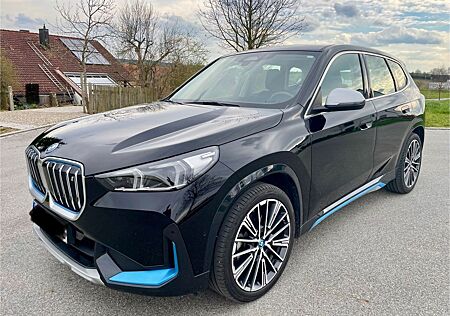 BMW iX1 xDrive30 - xLine AHK DriveAss LED 20" AC22kW