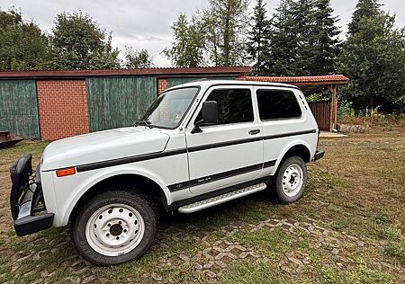Lada Niva 4x4 mit Schiebedach