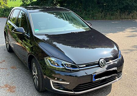 VW Golf Volkswagen e- LED, Navi, Wärmepumpe & Winterreifen