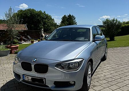 BMW 114i - mit Display und Multifunktionslenkrad