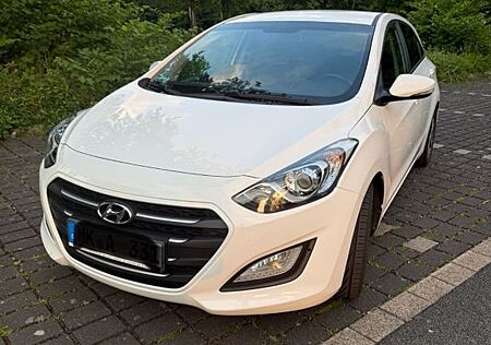 Hyundai i30 blue 1.6 CRDi 100kW Style Style