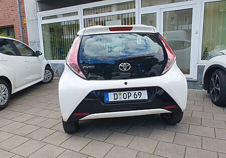 Toyota Aygo (X) Aygo (X) 1,0-l-VVT-i x x