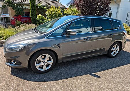 Ford S-Max Update 2,0 TDCi 150PS Titanium, AHK, etc.