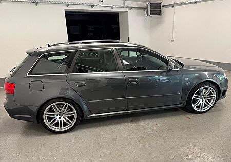 Audi RS4 4.2 quattro Avant -