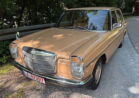 Mercedes-Benz 220 / 8 W115