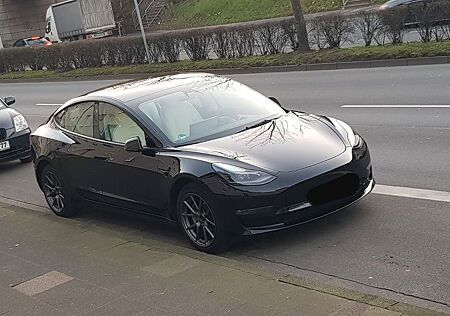 Tesla Model 3 Allradantrieb mit Dualmotor Long Range