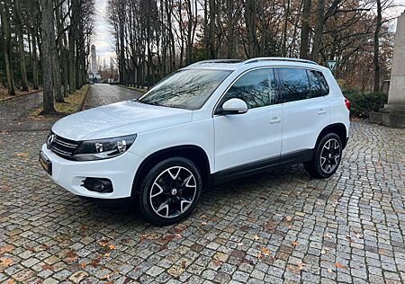 VW Tiguan Volkswagen 2,0Autom Leder Navi AHK Panorama R;Kamera