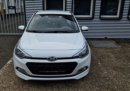 Hyundai i20 1.2 |Benzin |TÜV neu |8-fach bereift