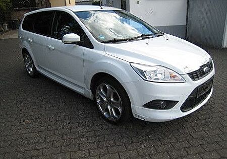 Ford Focus Turnier Titanium/Klima/8-fach bereift