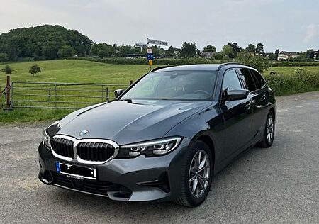 BMW 320d Tour. Sport LiveCoP/Driv+ParkA/ Sposi/M
