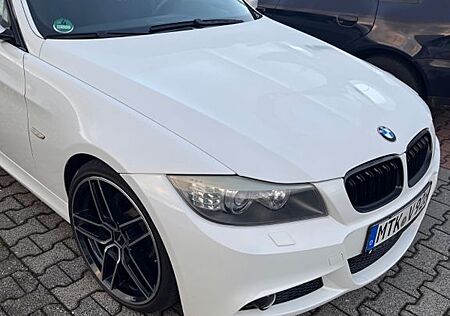 BMW 320i - M Paket, SD, Logic 7, AC Schnitzer