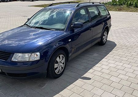 VW Passat Variant Volkswagen 1.6 Basis Variant Basis