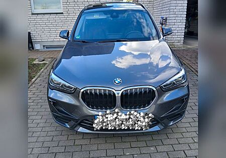 BMW X1 xDrive18i Automatik/AHK/Leder/Pano/