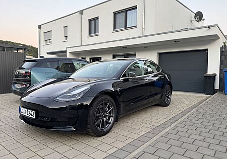 Tesla Model 3 Standard-Reichweite Plus - Hinterrad...