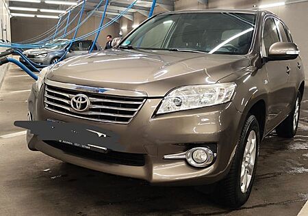 Toyota RAV 4 (Autom./AHK/Diesel) TÜV+Reifen+Bremsen NEU