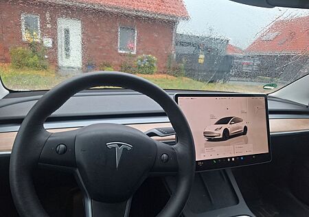 Tesla Model 3 Allradantrieb mit Dualmotor Performa...