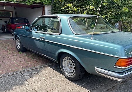 Mercedes-Benz 230 CE - neu lackiert!