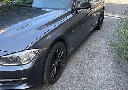 BMW 320i xDrive Touring Luxury Line Luxury Line