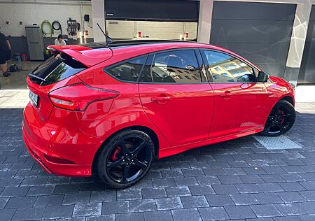 Ford Focus 1,5 EcoBoost 110kW ST-Line Red ST-Line Red