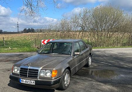 Mercedes-Benz 300 300D W124 - HU03/28 - H-Kennzeichen - Spanier