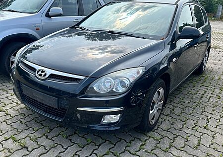Hyundai i30 CW blue 1.6*KLIMAAUTOMATIK*2.HAND*TÜV7/26*