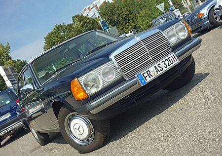 Mercedes-Benz 230 Automatic Schiebedach W123 sehr gepflegt