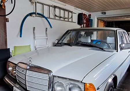 Mercedes-Benz 200 W123 Oldtimer 1.Hand