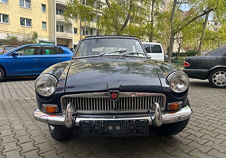 MG MGB GT mit Faltdach