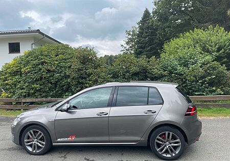 VW Golf Volkswagen VII Lim.Cup 1.6 TDI, Kamera ,Navi,Tüv 04.27
