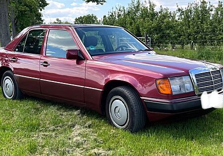 Mercedes-Benz 200 Benziner W124 almandinrot H-Kennzeichen