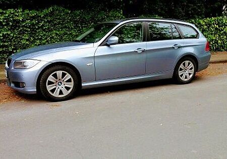 BMW 318d Touring -Checkheft gepflegt