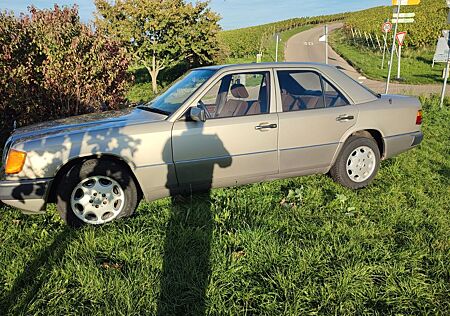 Mercedes-Benz E 260 gepflegter 260 E, H Kennz. ,HU neu, 2te Hand,