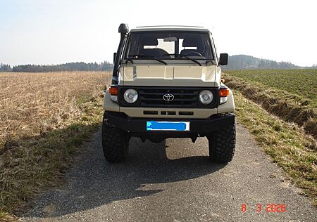 Toyota Land Cruiser HZJ 74 "Original Buschtaxi"