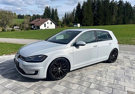 VW Golf Volkswagen E- 8-fach bereift