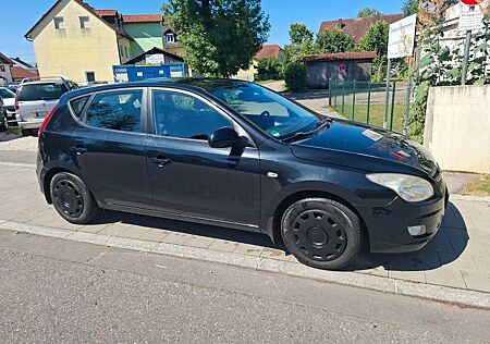 Hyundai i30 .Limo 5 Türen.Klimanlage.Sitzheizung.