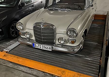 Mercedes-Benz 230