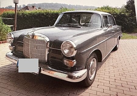 Mercedes-Benz 230