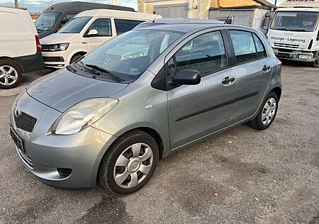 Toyota Yaris 1,3-l-VVT-i Cool / 5 Türer / Klima