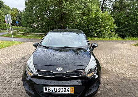 Kia Rio 1,1 TÜV, BREMSEN UND ÖL NEU