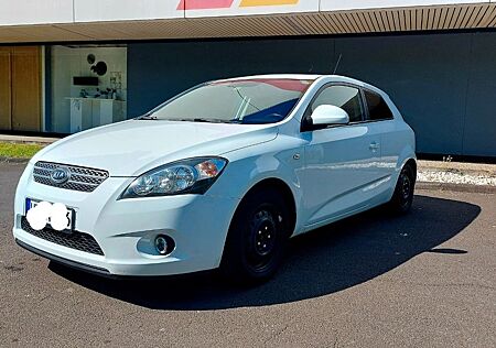 Kia Cee'd / Ceed 1.6 CVVT ESD, gut gepflegt
